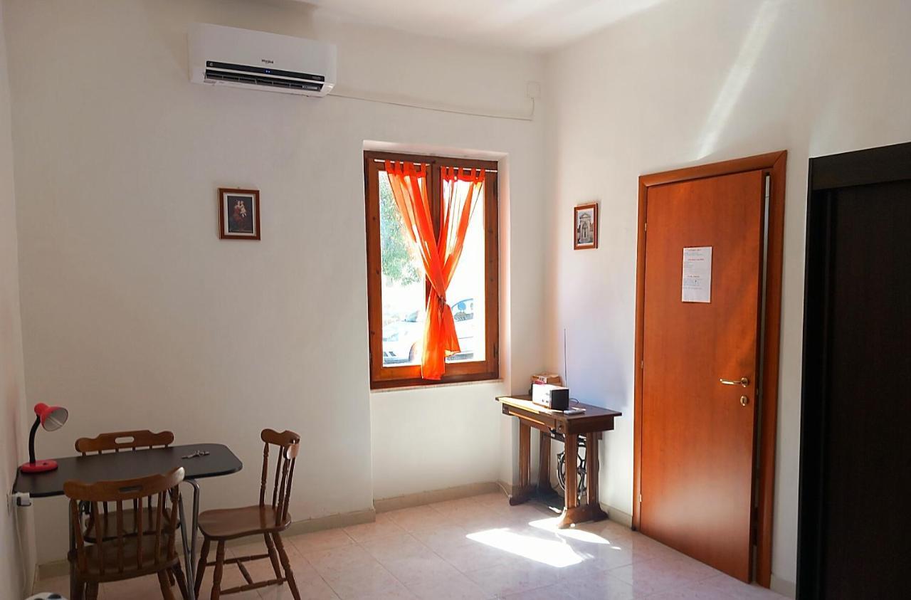 B&B Il Cortile Del Sole Olmedo Eksteriør billede